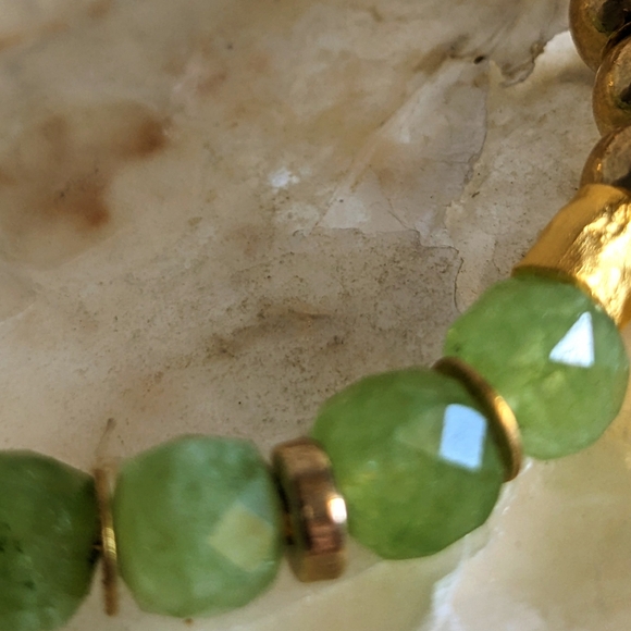 Natural Green Jade And Gold Beads In Half And Half Design Bracelet - Picture 3 of 5